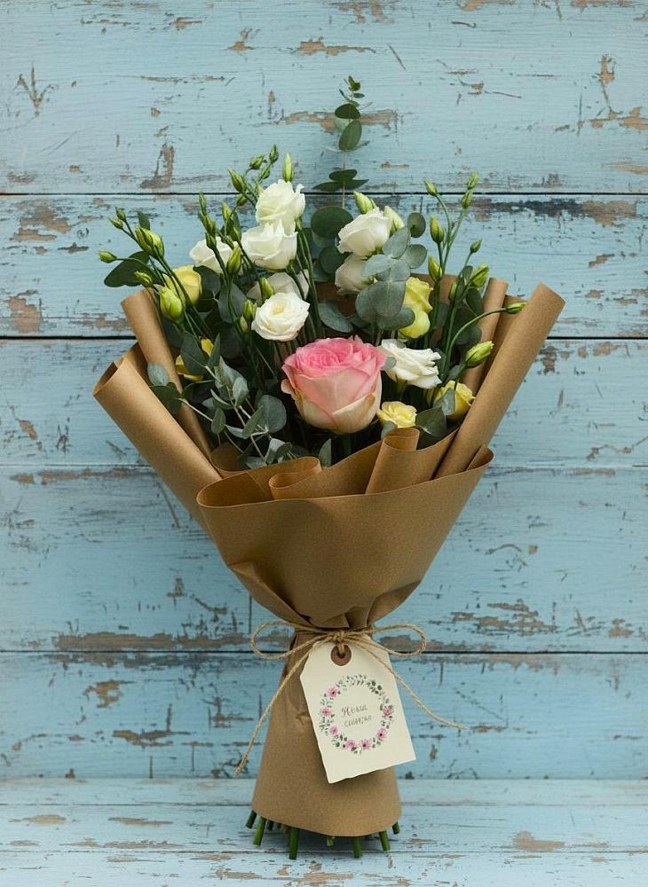 Букет цветов из: Розы и Лизиантусы в Марков Лес