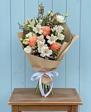 Букет цветов из:  Альстромерии, Лизиантусы, Розы и Хризантемы в Марков Лес