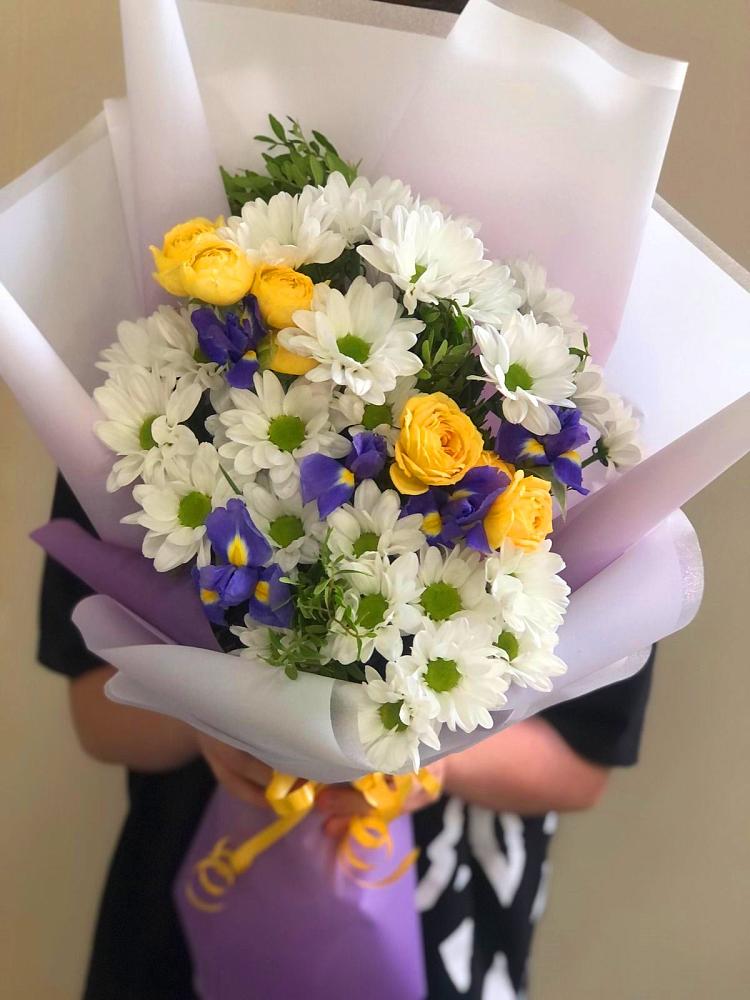 Букет цветов из: Ирисы, Хризантемы и Розы в Марков Лес
