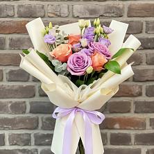 Букет цветов из:  Лизиантусы и Розы в Марков Лес