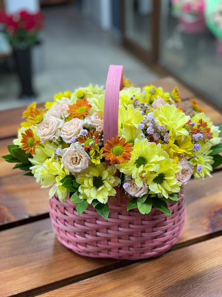 Цветочная композиция из Хризантемы и Розы в корзине в Марков Лес