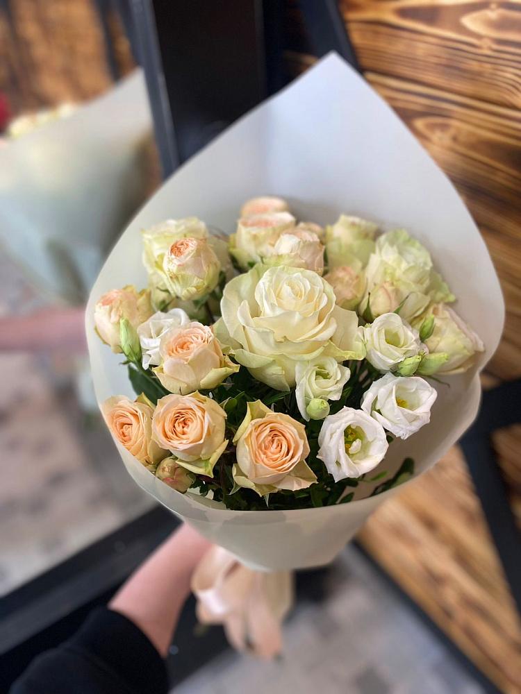 Букет цветов из: Розы и Лизиантусы в Марков Лес